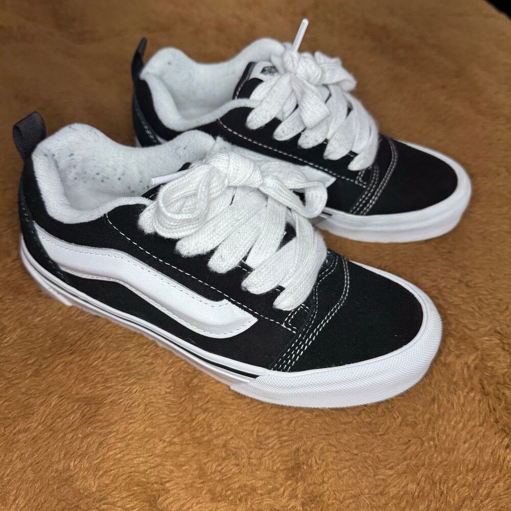 Vans Knu Skool Black/True White Youth Size 4 Low Top Sneakers VN000D2T6BT